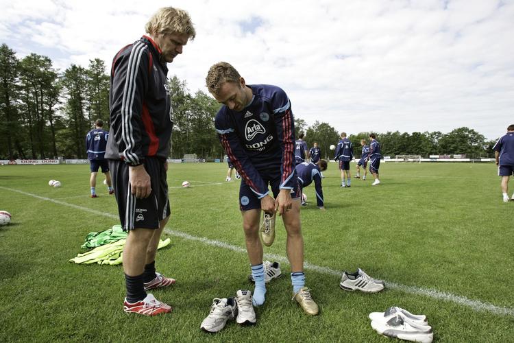 Spillerne i baggrunde afslører, at dette er et arkivbillede. Ved dagens træning skulle Peter Bonde nemlig udover Dennis Rommedahl kun dirigere rundt yderligere fem spillere. 