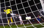 Barcelonas Lionel Messi hamrer det sidste søm i Manchester Uniteds kiste med sit mål til 2-0 tyve minutter før tid. 