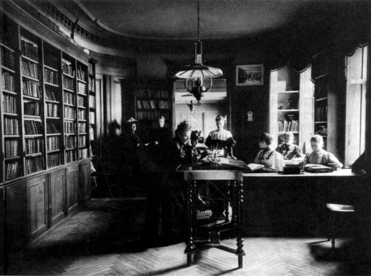 Kvinder havde ikke adgang til byens læseforeninger. Derfor stiftedes i 1872 Kvindelig Læseforening, hvorfra billedet her er taget. Foto: Julie Laurberg/Gyldendals Billedarkiv 