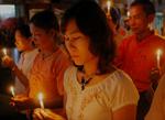 Aung San Suu Kyis partifæller demonstrerer i Yangon. 