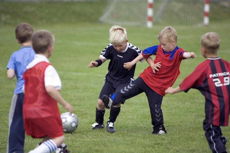 Ikke alle idrætsforeninger har tjekket de tilknyttede voksne for pædofili, før de får lov til eksempelvis at træne børn og unge. (Arkiv) 