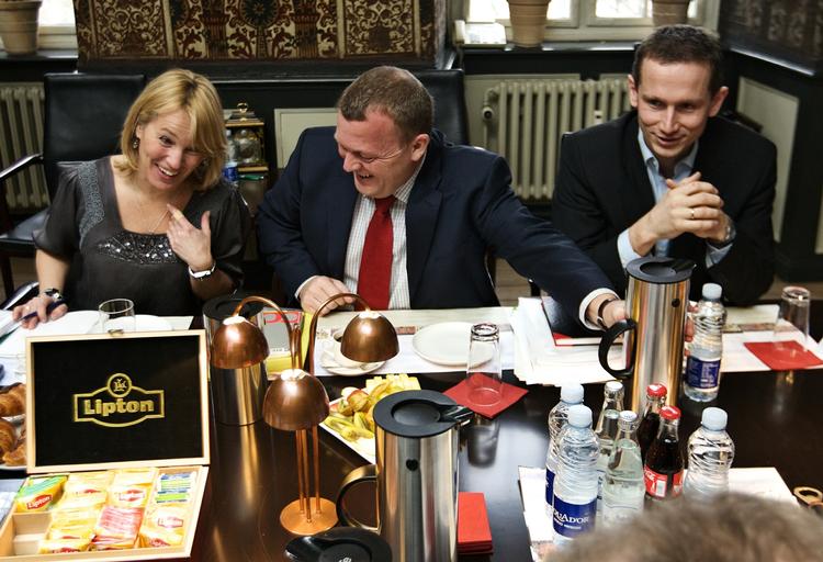 Lene Espersen (K), Lars Løkke Rasmussen (V) og Kristian Jensen (v) ved skatteforhandlingerne i februar. Siden er midtermanden blevet landets nye statsminister, efter at Anders Fogh Rasmussen forlod posten for at tiltræde stillingen som Natos nye generalsekretær. 