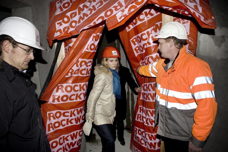 Helle Thorning-Schmidt var tidligere i år arbejdspladser for at tale med håndværkere, som var i fare for at miste deres job. (Arkivfoto) 