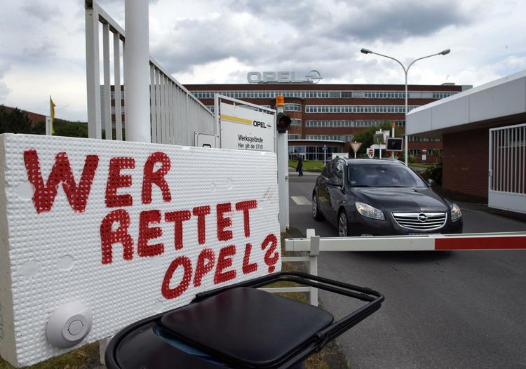 'Hvem redder Opel' står der på skiltet ved indkørslen til Opels store fabrik i Bochum. Svaret lader endnu vente på sig 
