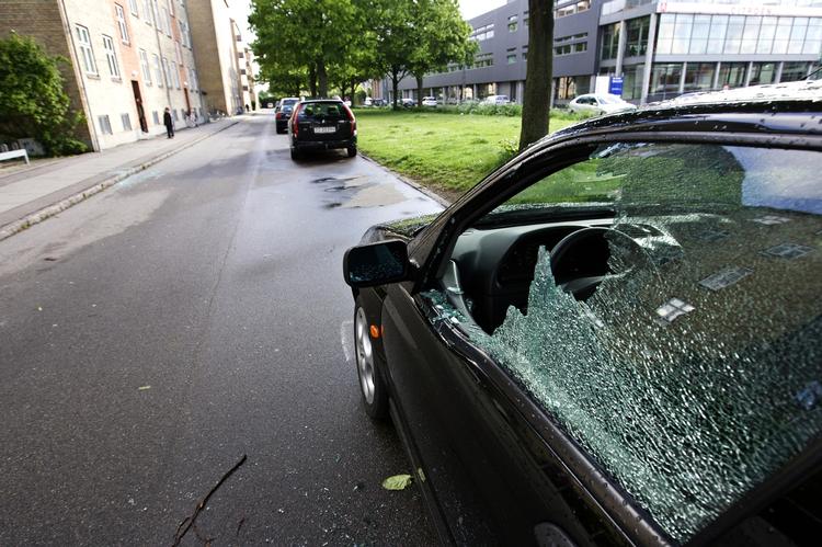 Bilen i Scandiagade i den københavnske sydhavn efter at den blev ramt i nat. 