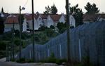 Israelske bosættelser tæt på en såkaldt sikkerhedsmur, der er opført i den nordlige del af Vestbredden (arkivfoto). 