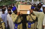 Pakistansk militær bærer en kollegas kiste. Soldaten blev dræbt i et af Talibans mange angreb i Swat-regionen i Pakistan. Taliban udtaler nu, at de vil gå efter at dræbe soldaternes børn. 