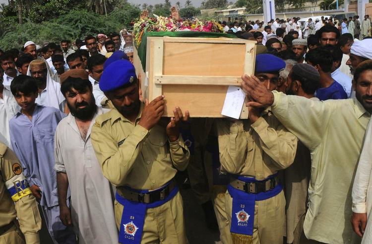 Pakistansk militær bærer en kollegas kiste. Soldaten blev dræbt i et af Talibans mange angreb i Swat-regionen i Pakistan. Taliban udtaler nu, at de vil gå efter at dræbe soldaternes børn. 