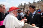Peters Pladsen i går, hvor paven Benedict XVI hilser på den schweiziske dommer, Massimo Busacca, som skulle dømme aftenens finale mellem Barcelona og Manchester United. 