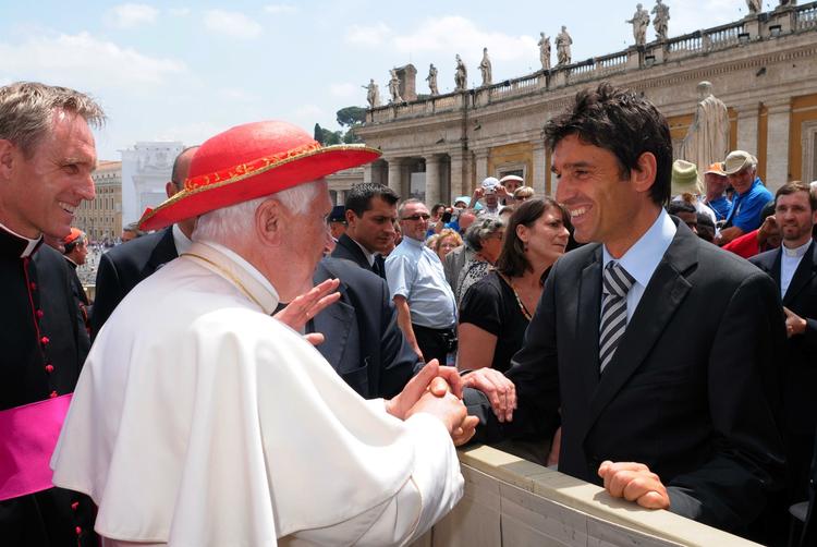 Peters Pladsen i går, hvor paven Benedict XVI hilser på den schweiziske dommer, Massimo Busacca, som skulle dømme aftenens finale mellem Barcelona og Manchester United. 