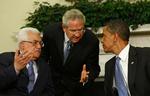 Barack Obama (th.) taler med præsidenten for det palæstinensiske selvstyre, Mahmoud Abbas (tv.) via en tolk. 