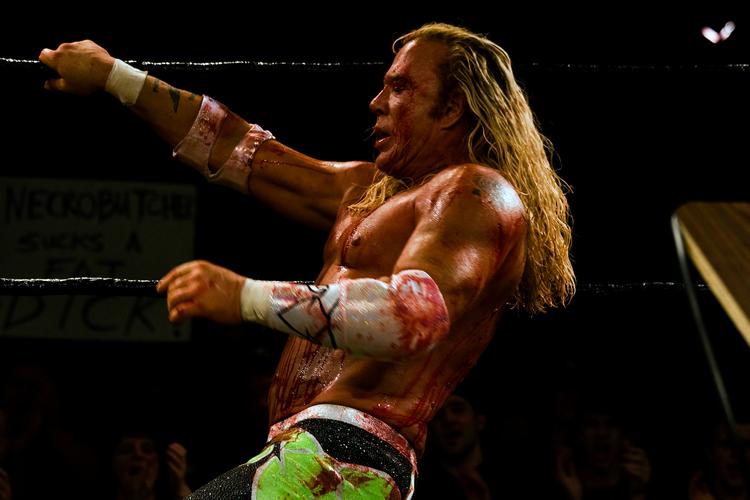 Fremragende.  ’The Wrestler’ er ikke en film om amerikansk brydning, ligesom der heller ikke er tale om en af den slags opulente ’storfilm’, man næsten ikke magter at se, når reklametrommerne endelig tier. Den her enkle triumf af en røvfuld bør bare ses.  Foto fra filmen 
