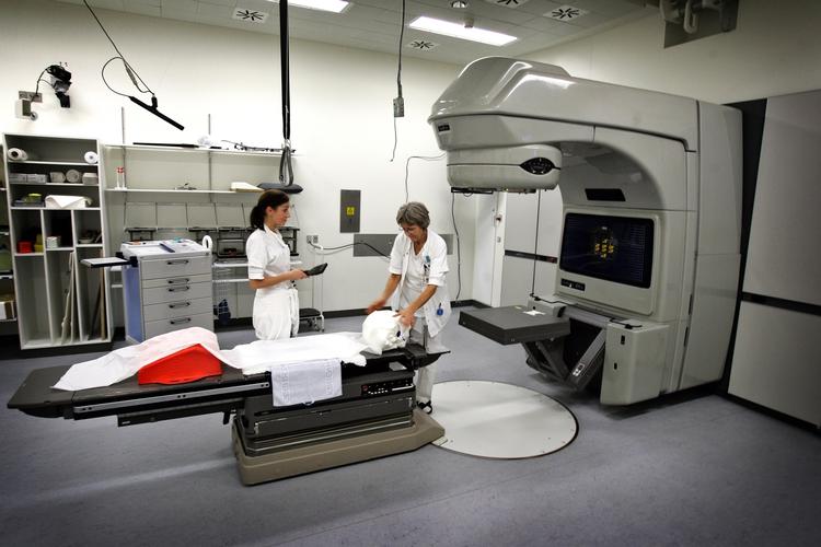 Hospitalerne har fået nye strålekanoner til at forbedre behandlingen af kræftpatienter. Men der er stadig problemer med at give patienterne stråle- og kemobehandling til tiden, påpeger Kræftens Bekæmpelse. Arkivfoto. 
