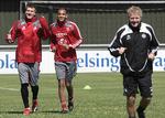 Peter Bonde (th.) stod i Morten Olsen fravær for træningen, men han havde kun blandt andre Nicklas Bendtner og Simon Poulsen at hundse med. 