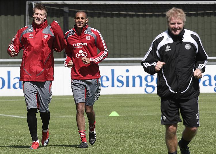 Peter Bonde (th.) stod i Morten Olsen fravær for træningen, men han havde kun blandt andre Nicklas Bendtner og Simon Poulsen at hundse med. 