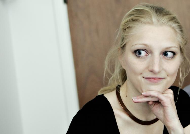 Zenia Stampe er næstformand i det radikale Venstre og medstifter af partiets ungdomsfront Det Nye Kuld. De unge politikere vil af med kongehuset og opfordrer derfor til at afgive en blank stemme ved afstemningen om tronfølgeloven 7 juni. 