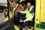 Nogle er måske bange for at gøre noget forkert. De har ikke tjekket, om han er fuld og sover, eller om han er syg og dårlig. I stedet for bare at ringe kunne de gå hen og se, om der er nogen reaktion, siger den 37-årige ambulancemester. 
