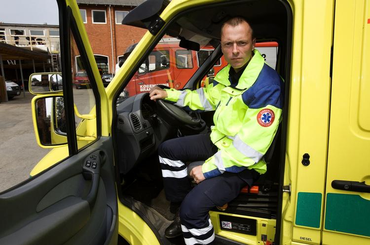 Nogle er måske bange for at gøre noget forkert. De har ikke tjekket, om han er fuld og sover, eller om han er syg og dårlig. I stedet for bare at ringe kunne de gå hen og se, om der er nogen reaktion, siger den 37-årige ambulancemester. 