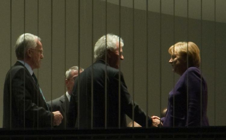 Kansler Merkel, til højre, er under tidspres for at finde en redningsplan for Opel og titusinder af tyske arbejdspladser, inden moderselskabet General Motors eventuelt går i betalingsstandsning. 
