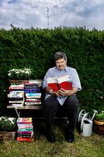 Bunken af ulæste bøger og biografier hober sig op, fordi jobbet som EU-parlamentariker byder på enorme mængder pligtlæsning. Men selv om Søren Søndergaard elsker bøger, er det ikke sådan, han slapper bedst af. »Jeg skal helst fælde et træ, grave et hul eller cykle en tur for at koble helt af«, fortæller Søren Søndergaard. 