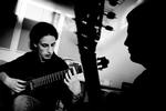 Online undervisning. Det er ikke længere nødvendigt at mødes med guitarlæreren ansigt til ansigt. Der er gode - og gratis - undervisningstilbud over internettet. Politikens spilanmelder, Thomas Vigild, tester her et udvalg af udbudene. 