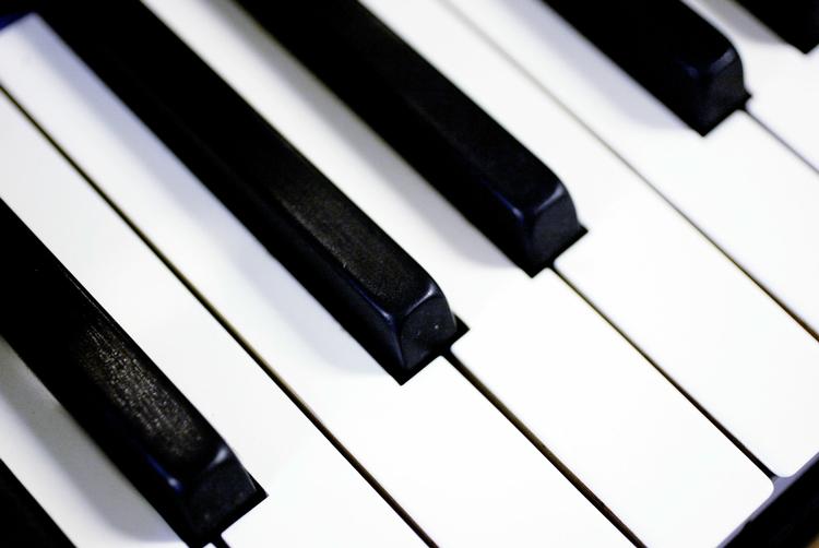 Ingen erstatning. Det er ikke nok med musikundervisning på internettet - den rigtige musiklærer kan ikke tages ud af billedet. 