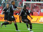 Isaac Boakye (th.) scorede Nürnbergs første og tredje mål i den første kamp om oprykning til Bundesligaen mod Energie Cottbus. 