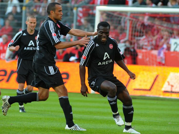 Isaac Boakye (th.) scorede Nürnbergs første og tredje mål i den første kamp om oprykning til Bundesligaen mod Energie Cottbus. 