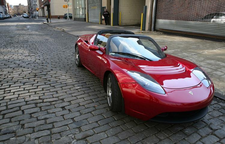Topfarten er 200 km/t, rækkevidden omkring 300 kilometer per opladning. Tesla Roadster er allerede gået i produktion. 