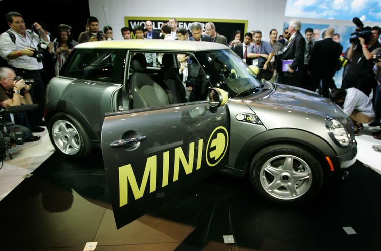 Mini med elmotor ligner enhver anden Mini. Den har bare ikke noget bagsæde, for der skal batterierne ligge. 