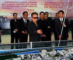 I går udsendte de nordkoreanske myndigheder dette udaterede billede af landets enevældige leder, Kim Jong-il. 