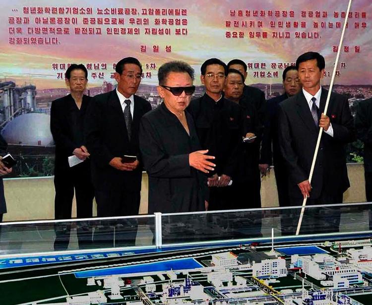 I går udsendte de nordkoreanske myndigheder dette udaterede billede af landets enevældige leder, Kim Jong-il. 