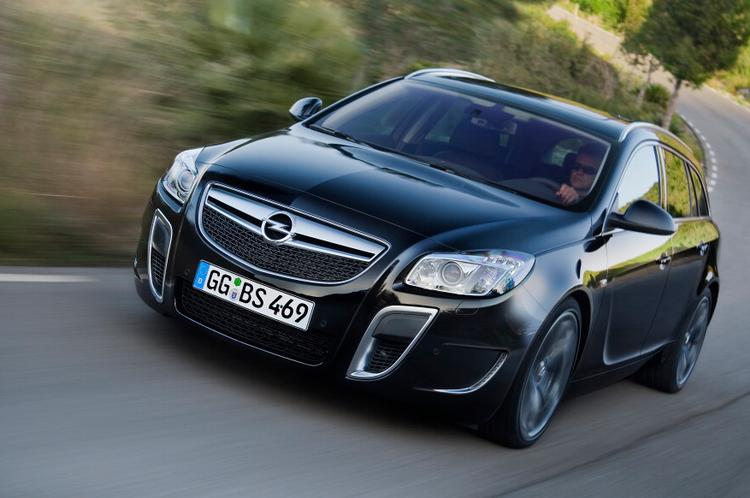 Stræber. Udseendet er blevet en tand barskere på Opel Insignia OPC med bl.a. nye luftindtag. Foto: Opel 