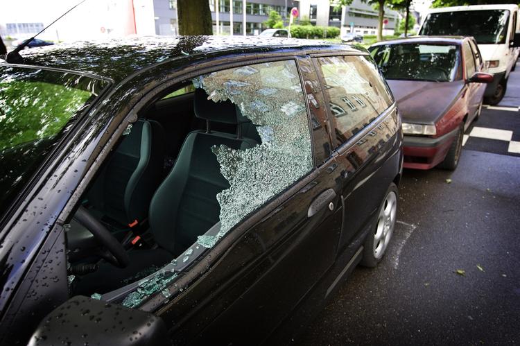 Sådan så bilen ud, efter at den var blevet ramt natten til torsdag. En 26-årig mand blev såret i brystet ved skyderiet. 
