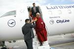Dalai Lama, der efterhånden er en aldrende herre, fik en hjælpende hånd, da han skulle ned af trappen. 