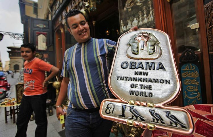 Folk i Kairo forbereder sig på Barack Obamas besøg. En souvenir-sælger falbyder dette skilt, som fastslår, at Obama er verdens nye Tutankhamum. 