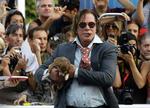 Mickey Rourke på Venedig filmfestivalen i 2008 med hund og cigar. 
