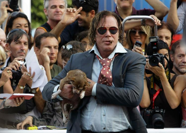 Mickey Rourke på Venedig filmfestivalen i 2008 med hund og cigar. 