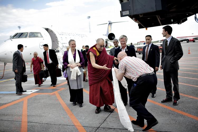Dalai Lama modtages med stor ydmyghed i Københavns Lufthavn i Kastrup. 