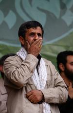 Irans præsident Mahmoud Ahmadinejad fotograferet i går, hvor iranerne markerer profeten Muhammeds datter  Fatimas død. 