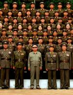 Nordkoreas leder Kim Jong Il foreviget sammen med nogle af landets mange soldater. (Arkivfoto) 