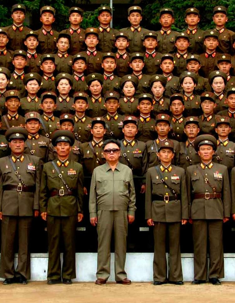 Nordkoreas leder Kim Jong Il foreviget sammen med nogle af landets mange soldater. (Arkivfoto) 