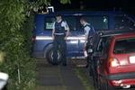 En betjent bevæbnet med en skumslukker gør sig klar til at forsøge at passivisere den syge mand. 