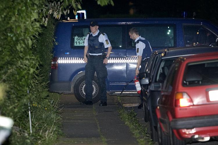 En betjent bevæbnet med en skumslukker gør sig klar til at forsøge at passivisere den syge mand. 