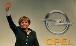 Den tyske kansler, Angela Merkel vinker til medarbejderne på Opels produktionsanlæg i Rüsselheim, der beskæftiger nogle af de 25.000 personer, som arbejder for bilmærket i Tyskland.De næste uger afgør, hvor mange af dem, der beholder deres job. 