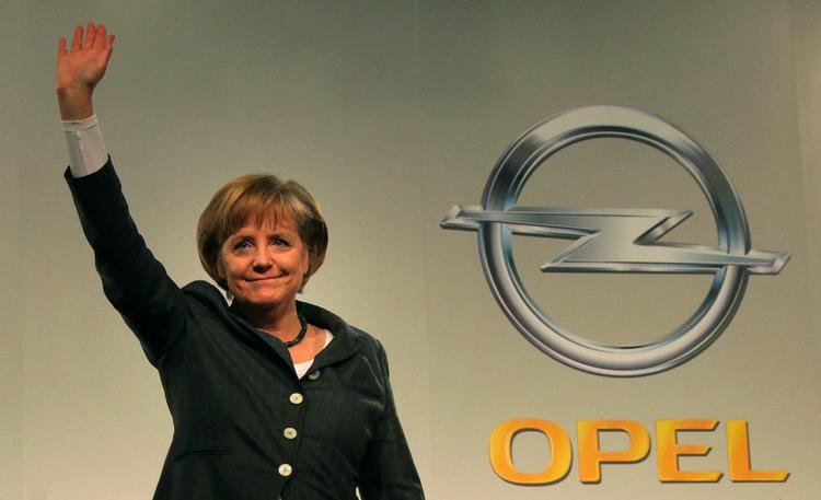 Den tyske kansler, Angela Merkel vinker til medarbejderne på Opels produktionsanlæg i Rüsselheim, der beskæftiger nogle af de 25.000 personer, som arbejder for bilmærket i Tyskland.De næste uger afgør, hvor mange af dem, der beholder deres job. 