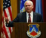 »Vi vil ikke se passivt til, at Nordkorea får kapacitet til at skabe ødelæggelse«, siger USA's forsvarsminister, Robert Gates. 