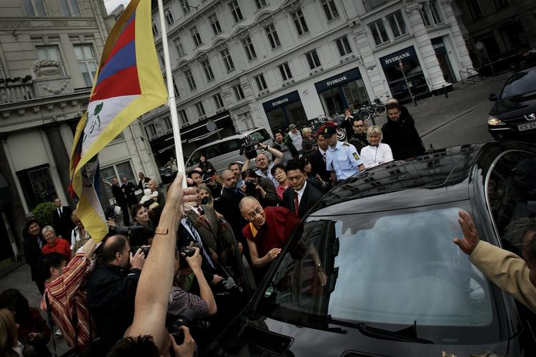 Hans Hellighed den 14. Dalai Lama forlader Hotel d'Angleterre for at tage i Bella Centeret. 