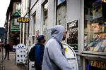 For en slik. For 5,5 millioner kroner kan man købe de fire GUF-butikker i København - og få en lille bil oveni, siger ejeren, Bjørn Jacobsen. Han har personlig kautioneret for butikskæden, der har eksisteret siden 1972. Foto: Niels Christensen 