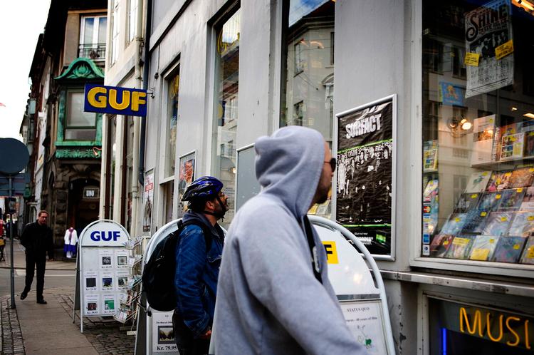 For en slik. For 5,5 millioner kroner kan man købe de fire GUF-butikker i København - og få en lille bil oveni, siger ejeren, Bjørn Jacobsen. Han har personlig kautioneret for butikskæden, der har eksisteret siden 1972. Foto: Niels Christensen 
